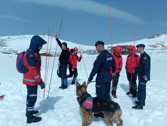 Çığda arama kurtarma eğitimleri verildi