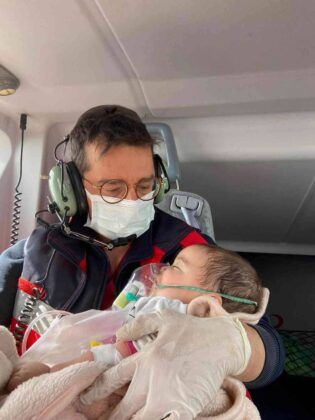 Solunum sıkıntısı çeken 6 aylık bebek ambulans helikopterle hastaneye sevk edildi