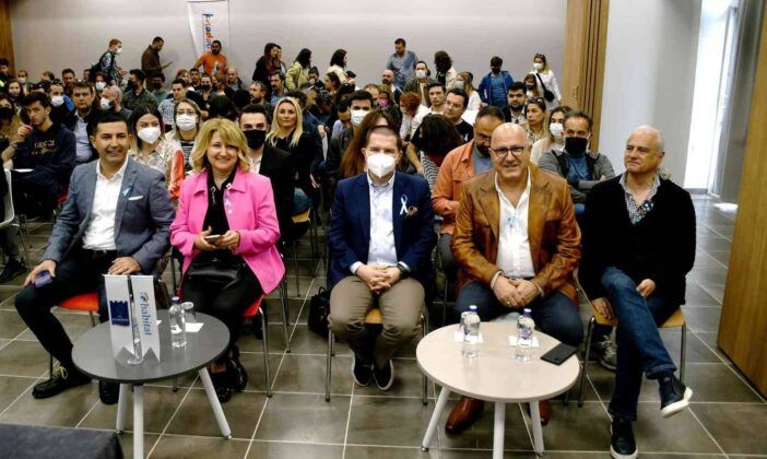 Dijital dünyanın kapıları Kuşadası İstasyon Topluluk Merkezi’nde aralandı