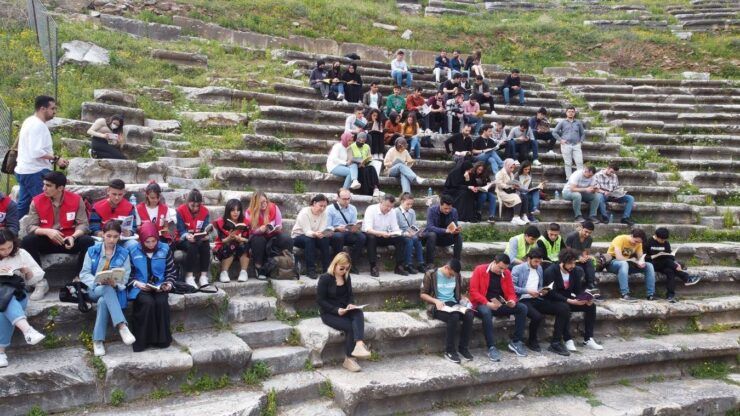 Öğrenciler antik kentte kitap okudu