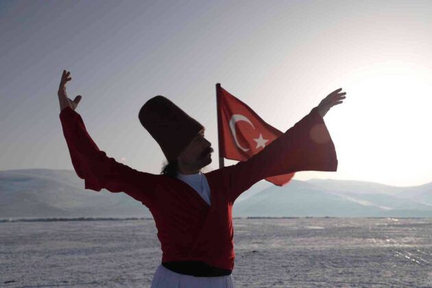 Çıldır Gölü’nde büyüleyen ‘Sema’ gösterisi