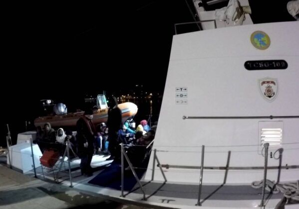 İzmir açıklarında 87 düzensiz göçmen yakalandı