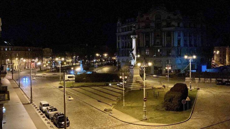 Lviv’de sirenleri duyan halk sığınaklara koşuyor