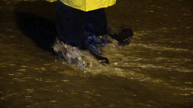 Ardahan’da eriyen kar ve sağanak yağış yolları suyla kapladı