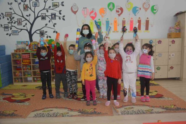 Miniklerden geri dönüşüme destek: Plastik şişelerden müzik aletleri ürettiler