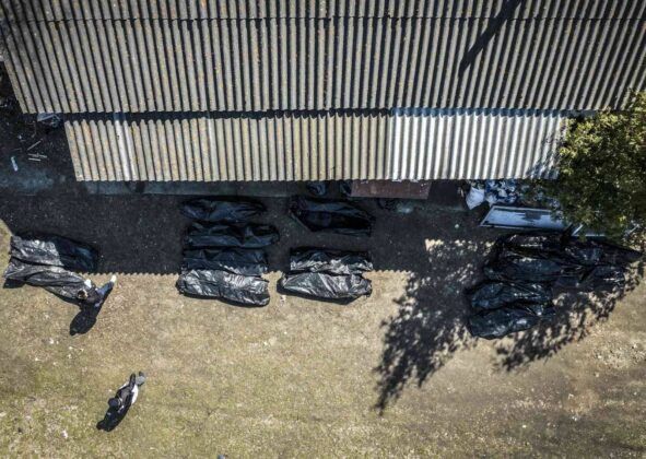 Bucha sokaklarında onlarca sivilin cansız bedeni defnedilmeyi bekliyor