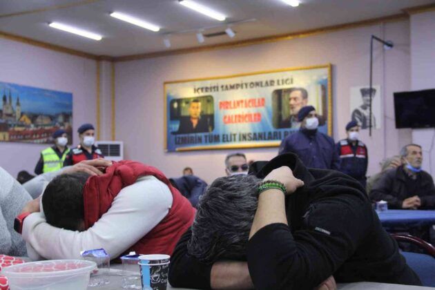 İzmir’in ’Kolpaçino’ kumarhanesine baskın…Jandarmayı gören masanın altına saklandı