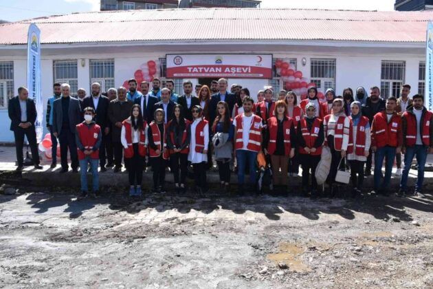 Tatvan’da ihtiyaç sahipleri için aşevi ve butik mağazası açıldı