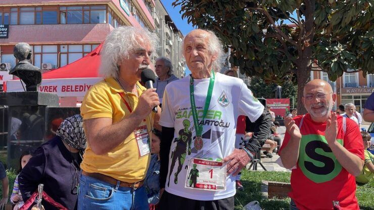 94’lük milli atlet, adına düzenlenen yarı maratonda koştu