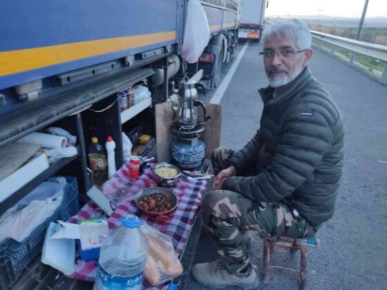 5 kilometrelik kuyrukta tırların başında nöbet tutuyorlar
