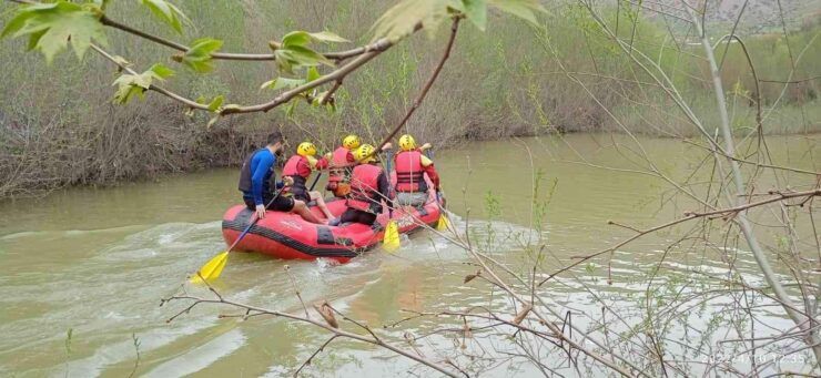 Zap Suyu’nda rafting yaparak yarışmalara hazırlanıyorlar