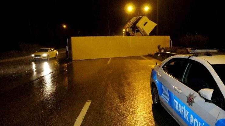 Osmaniye’de otoyolda zincirleme kaza: 3’ü polis 5 yaralı