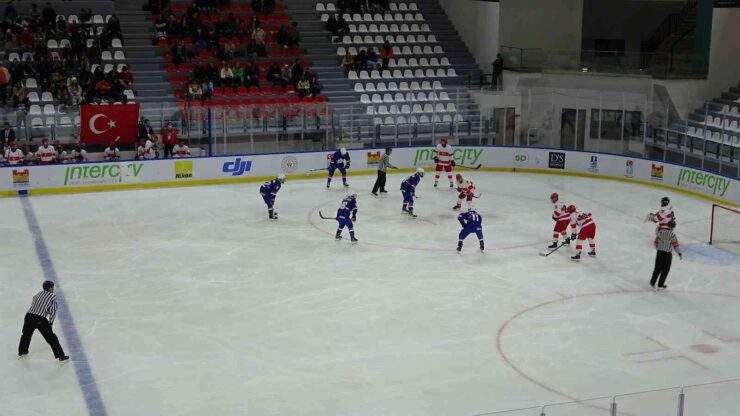 Hokeyi Şampiyonası, Zeytinburnu’nda başladı