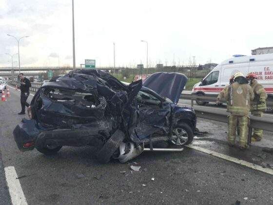 TEM’de turistleri taşıyan minibüs, kaza yapan araçlara çarptı: 4 yaralı