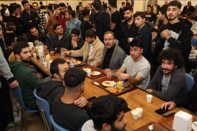 Bakan Kasapoğlu, İzmir’de öğrencilerle sahur yaptı