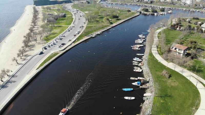 Küçükçekmece’de Menekşe Deresi kırmızıya büründü Küçükçekmece’de Menekşe Deresi kırmızıya büründü