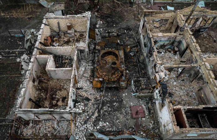 Brovary’de evlerin bahçelerine saklanan Rus tankları imha edildi