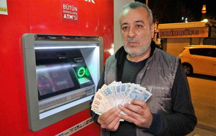 ATM’nin haznesinde para buldu, ‘İnsanlık ölmemiş’ dedirtti