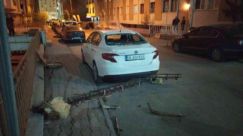 Sivas’ta fırtına hayatı felç etti