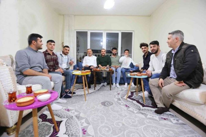 Rektör Elmastaş ve eşinden öğrencilere ev yemeği sürprizi