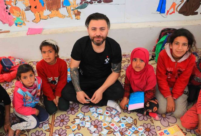 Yağmurda, çamurda oyun oynayan çocuklara ‘oyun çadırı’