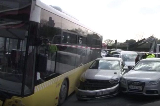 İETT otobüsü 6 araca çarptı