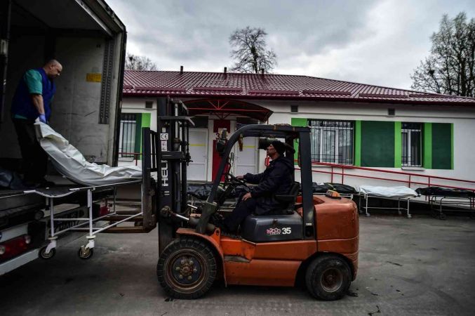 Bucha’da morg doldu, cansız bedenler tırlarda bekletiliyor