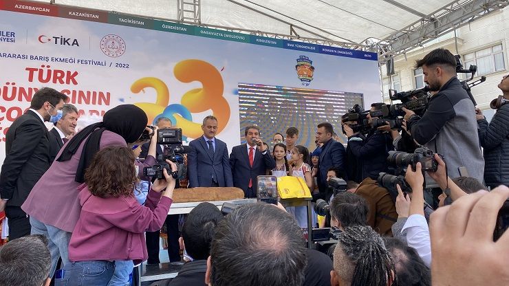 Esenler’den dünya liderlerine barış ekmeği