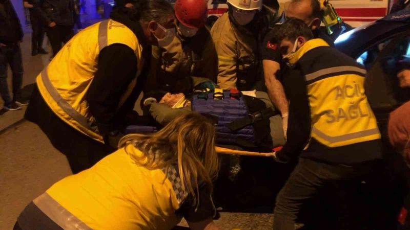 Bağdat Caddesi’nde feci kaza: İki otomobilin çarpıştığı kazada 3 kişi yaralandı