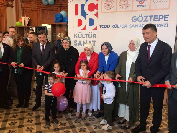 TCDD Genel Müdürü Metin Akbaş: “165 yıllık geçmişi olan TCDD’nin tarihi objeleri bu odada sergilenmekte”