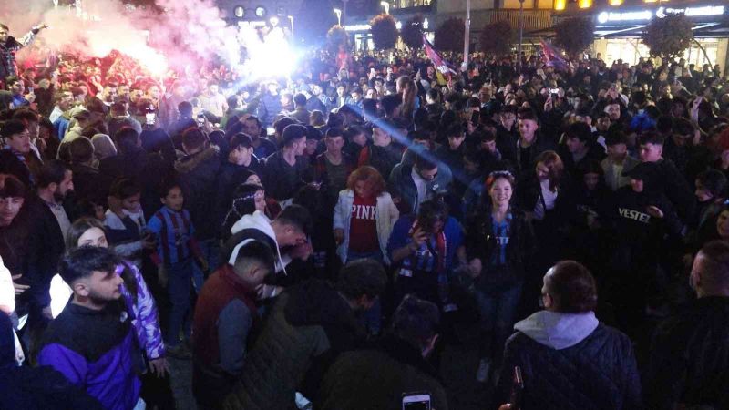 Trabzon’da taraftarlar şampiyonluğun provasını yaptı