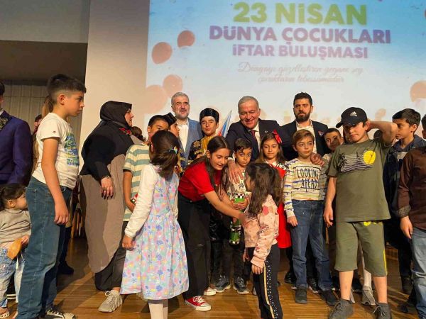 Dünya çocukları Eyüpsultan’da iftar sofrasında buluştu