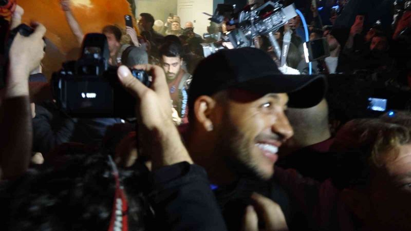 Trabzonspor’a havalimanında yapılan coşkulu karşılama da izdiham yaşandı