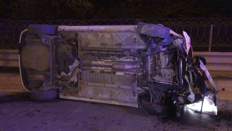 Sancaktepe’de orta refüje çarpan araç yan yattı