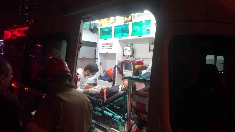 Kartal’da direksiyon hakimiyeni kaybeden sürücü park halindeki 4 araça çarptı: 2 yaralı