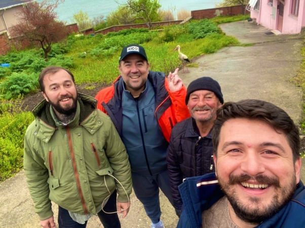 Ata Demirer Yaren’i elleriyle besledi