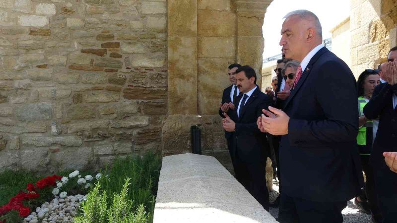 Bakan Ersoy restorasyonu süren Seddülbahir Kalesi’nde incelemelerde bulundu