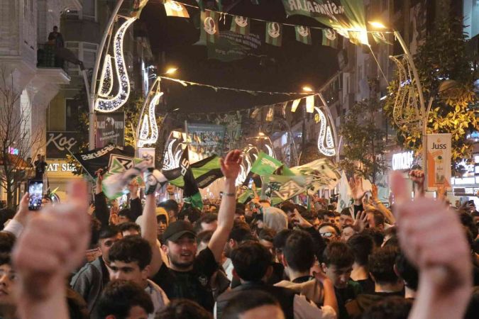 7’den 70’e herkes sokağa döküldü, şehir yeşil-siyaha büründü