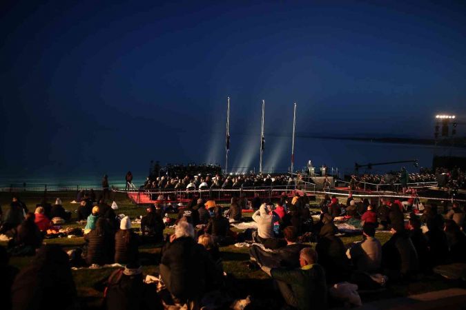 Anzaklar ‘şafak ayini’ ile atalarını andı