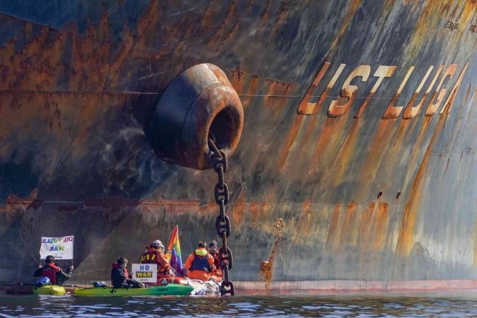 Greenpeace aktivistleri 95 bin ton akaryakıt taşıyan Rus tankerine kendilerini zincirledi