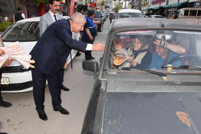 Amasya Belediye Başkanı Sarı, iftar öncesi trafikte Ramazan pidesi dağıttı