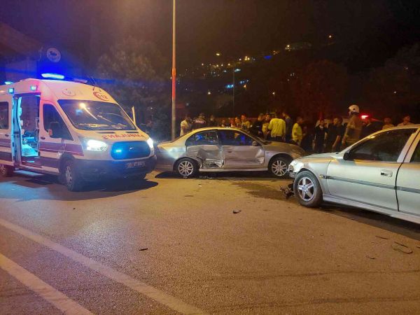 İzmir’de iki otomobil çarpıştı: 2’si çocuk 6 yaralı
