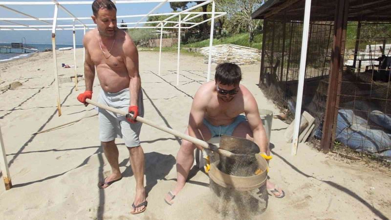 Balıkesir’de örnek işletmeci, plaj kumlarını eliyor