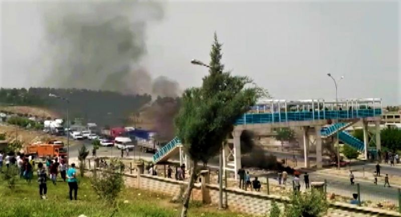 Şanlıurfa’da çöp kokusuna karşı lastik yakıp yolu trafiğe kapattılar