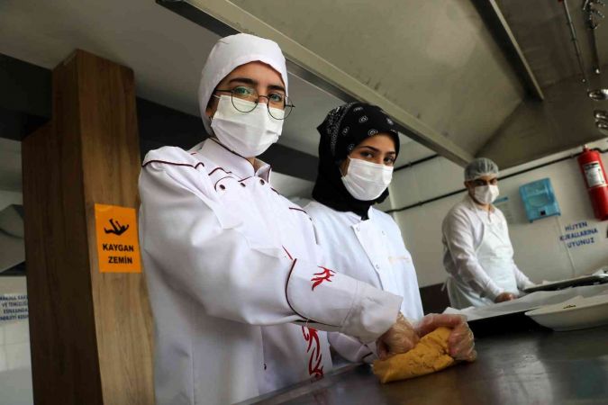 Öğrenciler hünerli elleriyle kandil simidi yapıp vatandaşlara ikram etti