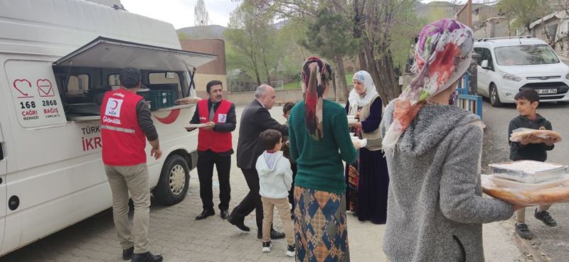 Kızılay’dan bin 500 kişiye sıcak yemek