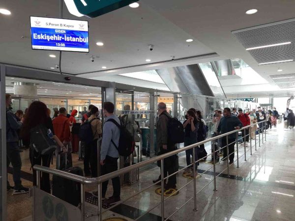 YHT garında Ramazan Bayramı yoğunluğu