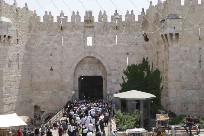 Ramazan ayının son cumasında 160 bin kişi Mescid-i Aksa’da toplandı