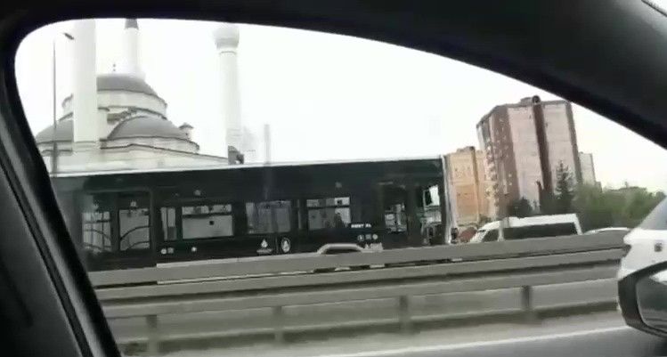 Metrobüs yolunda akıl almaz kaza: Sürücüsüz metrobüs dehşet saçtı