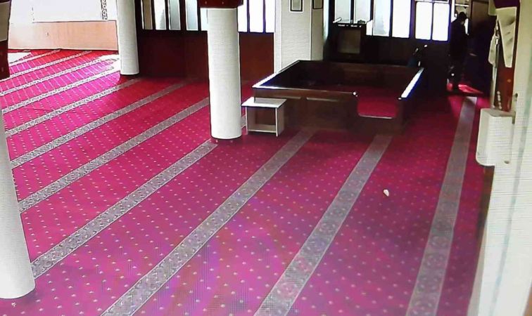 Camiye giren hırsız 4 bin TL’lik yardım paralarını çaldı